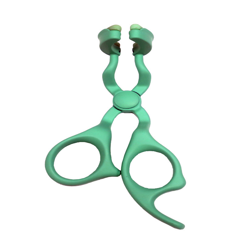 Spalvotų kontaktinių lęšių pagalba